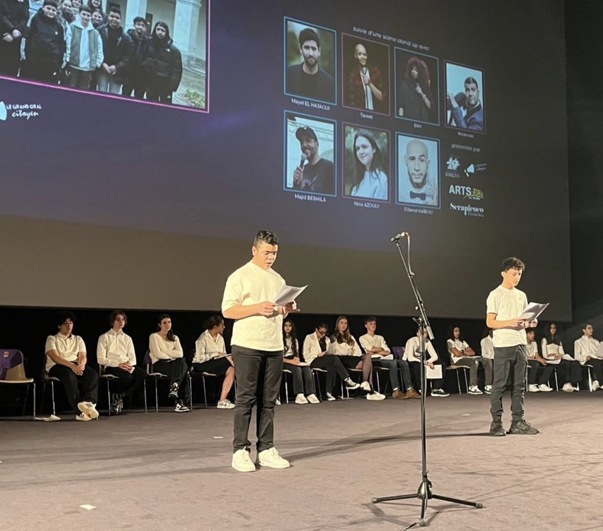 Jeunes en train de présenter leur texte