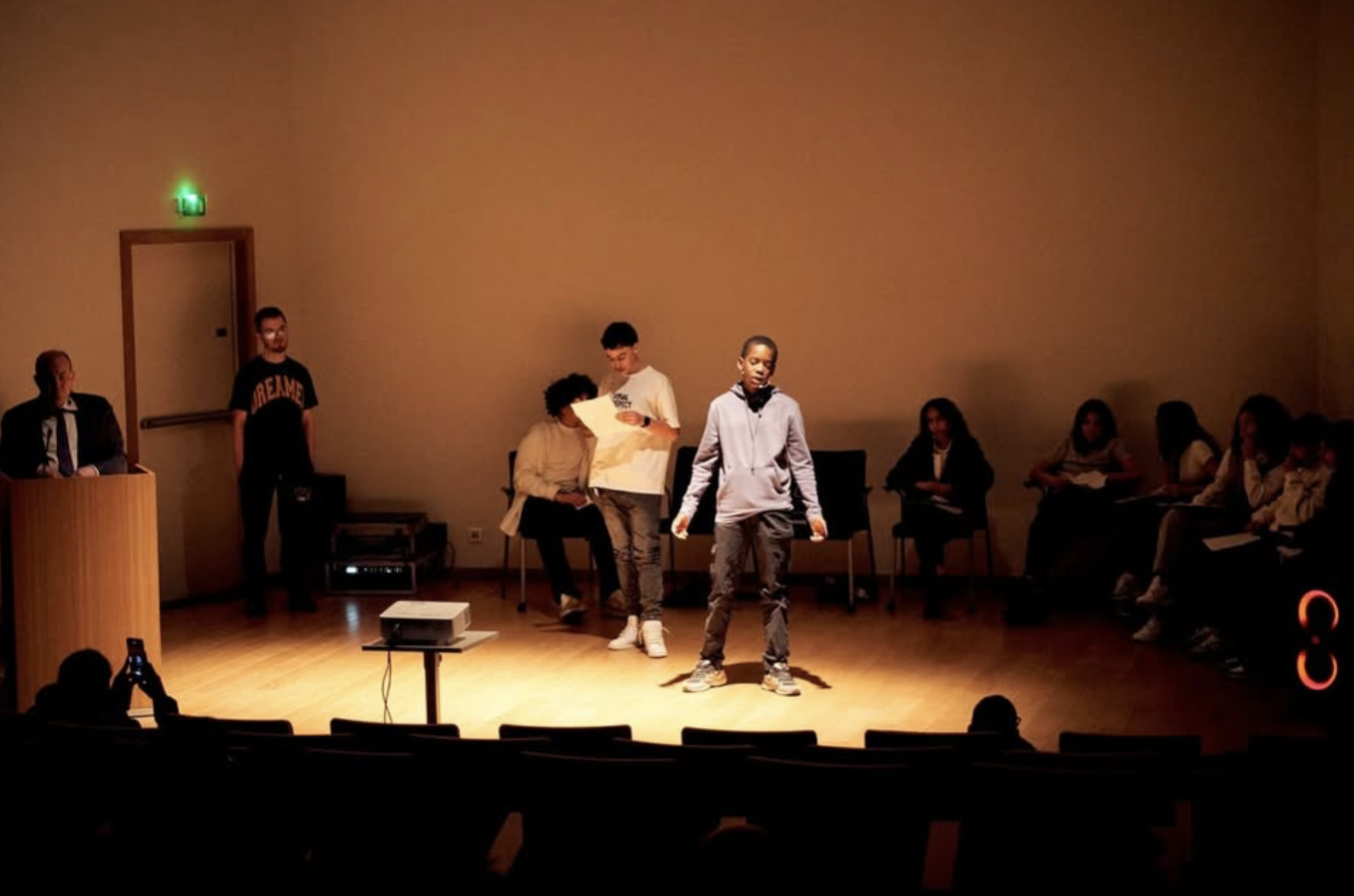 Jeune présentant son texte pour la finale de La Courneuve