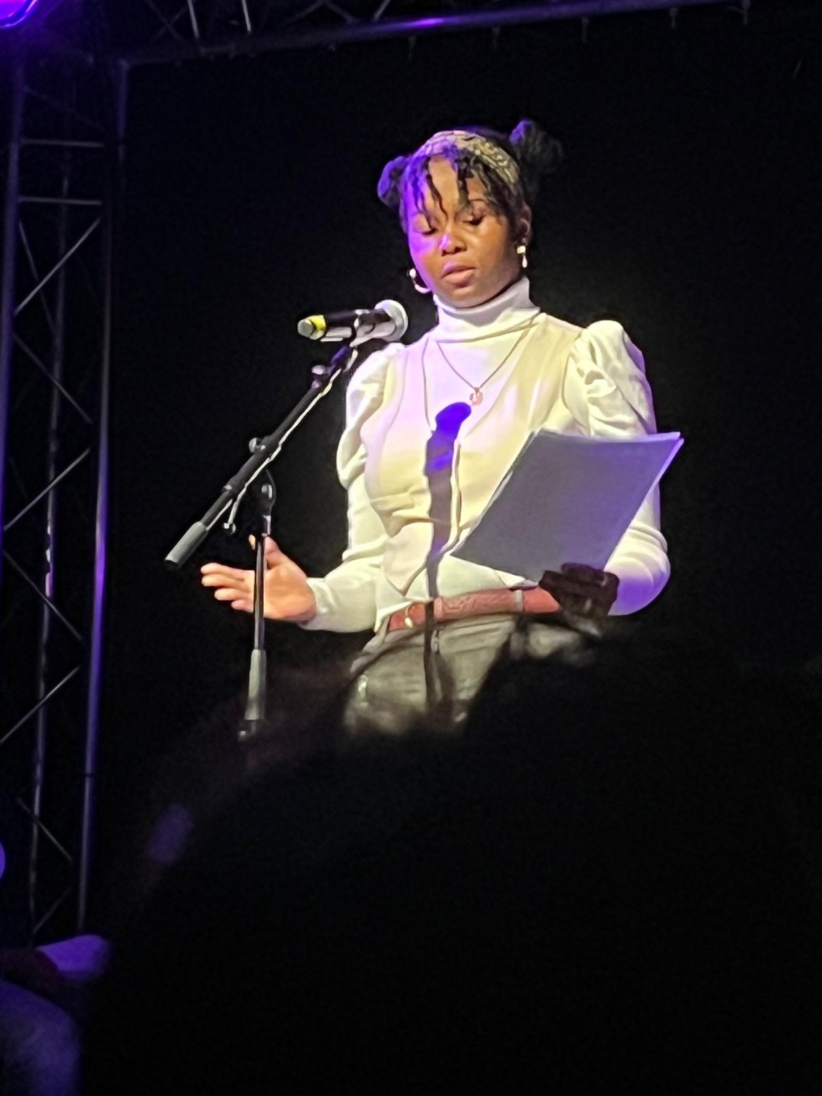 Jeune fille présentant son texte pour la finale à Villiers-le-Bel