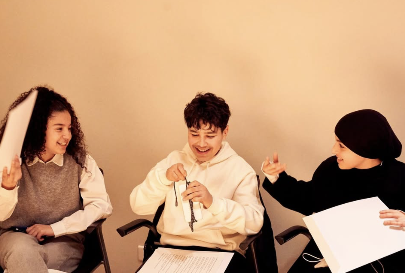 Jeunes qui rigolent pendant une séance du Grand Oral Citoyen