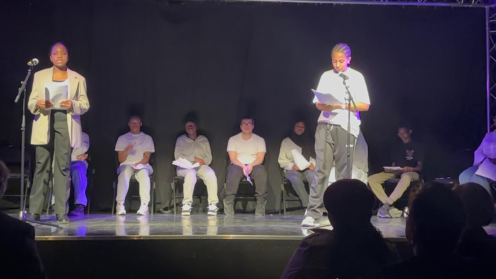 Duo présentant leur texte pour la finale à Villiers-le-Bel