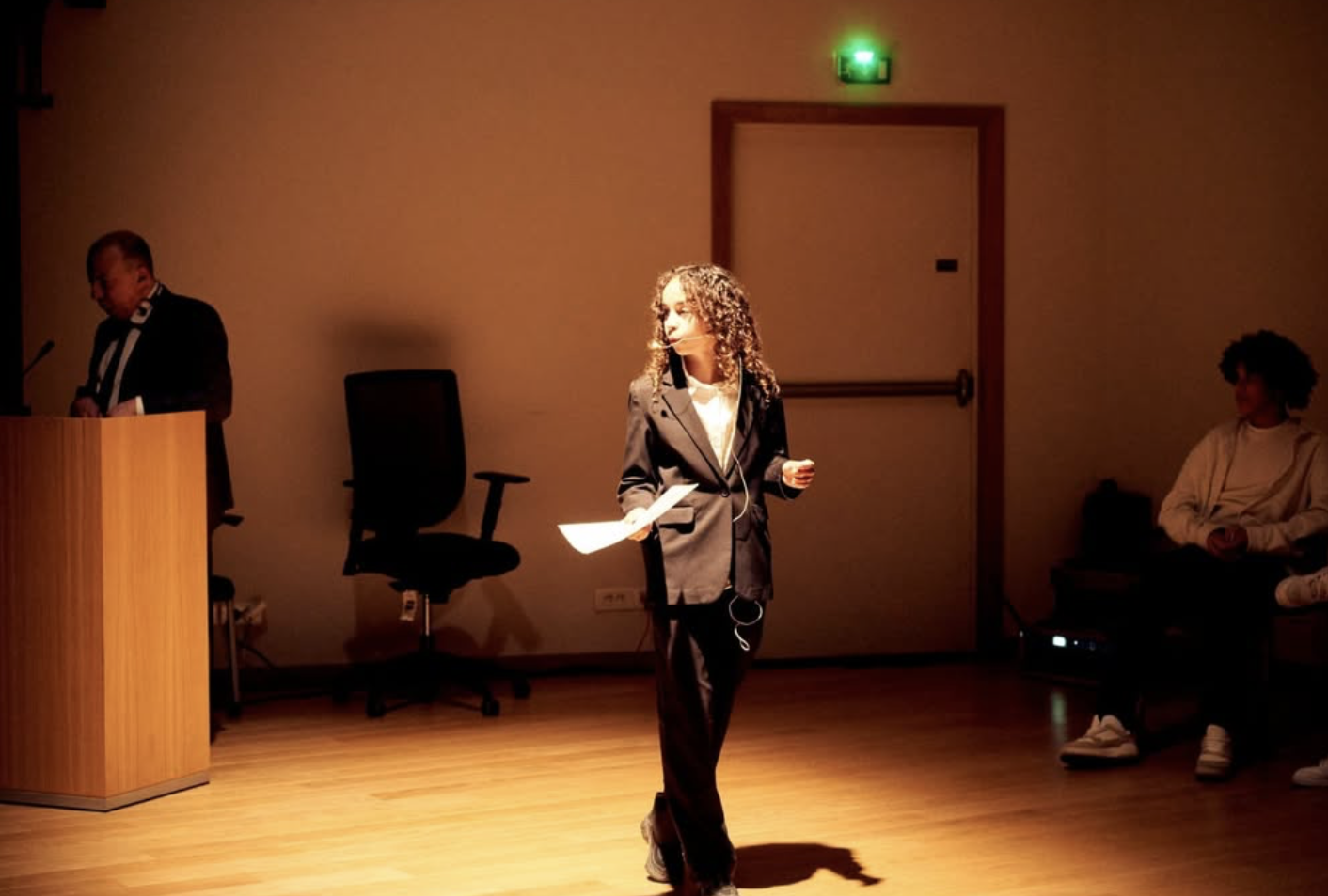 Jeune fille présentant son texte pour la finale à La Courneuve