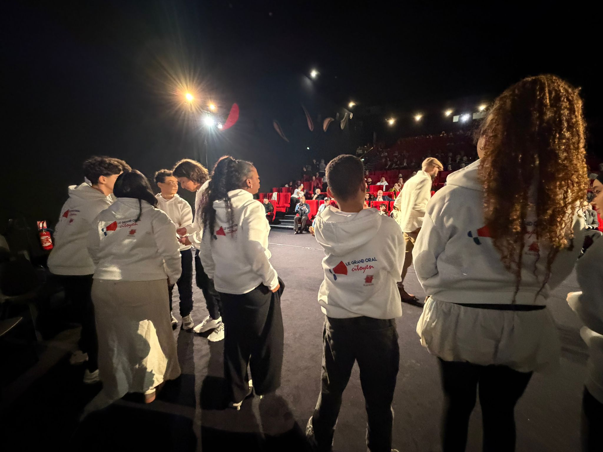 Photo de groupe de dos lors de la finale du Grand Oral Citoyen à Amiens en 2026