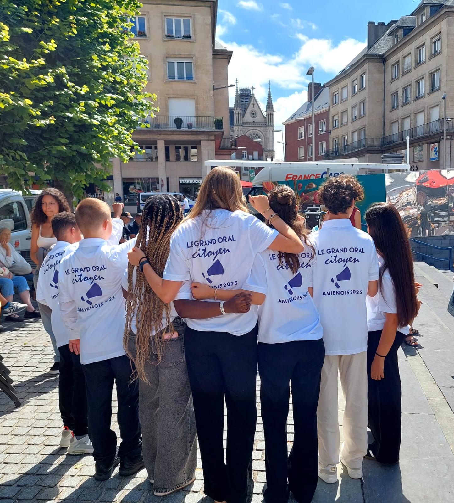 Photo de groupe de dos avec les pulls du Grand Oral Citoyen
