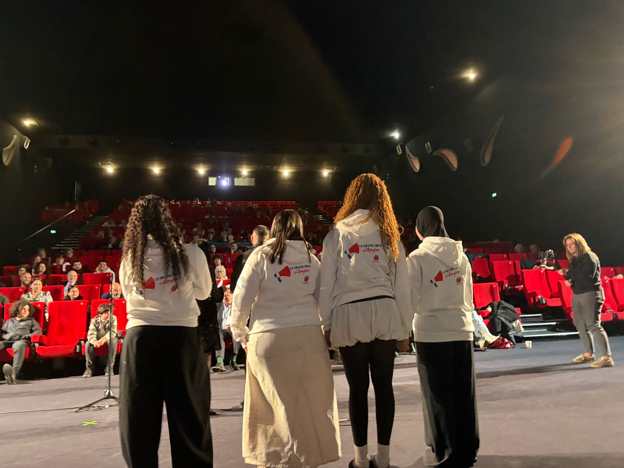 Photo de groupe de dos lors de la finale du Grand Oral Citoyen à Amiens en 2026